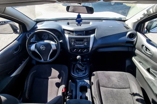 Nissan NP300 2.4 Doble Cabina Se Aa Pack Seg Mt