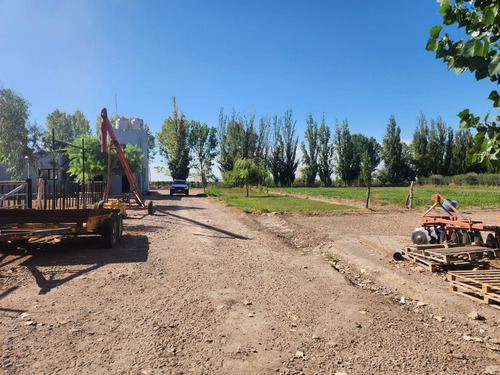Finca Con Grandes Construcciones De Depositos, Establo ,tambo Y Criadero