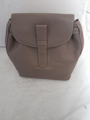 Mochila En Cuero Graneado Prego, Color Taupe. Manija Y Alzas