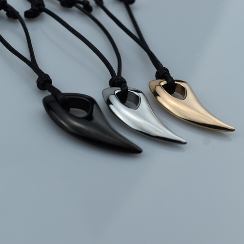 A Collar Con Colgante Ajustable En Forma De Diente De Lobo