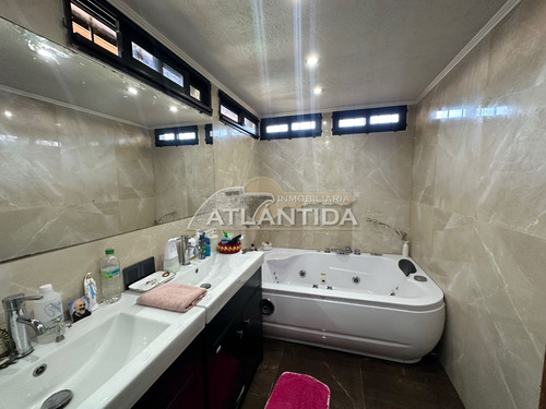 Venta En Atlántida, A 3 Cuadras De Av Artigas, Casa Principal, Barbacoa, Apto Al Fondo Y Piscina Climatizada. Inm Atlántida.