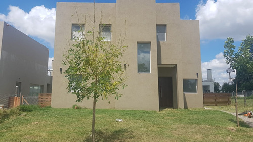 Casa En  2 Plantas 6 Amb   Lote Central  