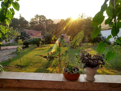 Linda Chácara À Venda Com 800m² - 1536