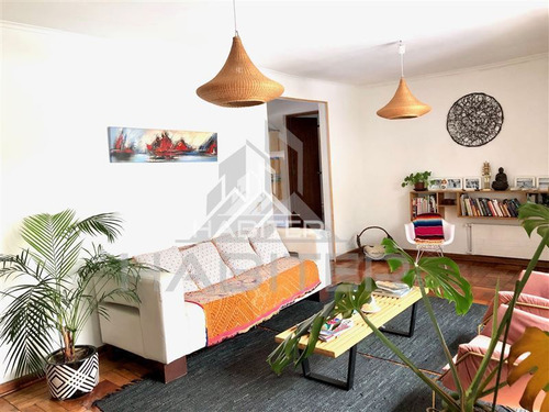 Casa En Venta De 5 Dorm. En Curicó