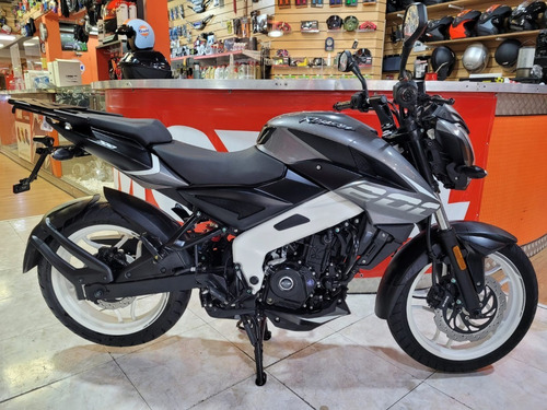 Imagen 8 de 20 de Bajaj Rouser 200 Ns Dunlop 0km
