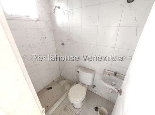 Daniela Linarez Alquila Galpones Comerciales En El Centro De Barquisimeto Posee 500m2 Espectacular Estructura Con Tanques Subterráneos Y Area De Mezzanina Contactame