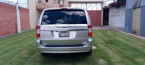 Imagen 6 de 15 de Chrysler Town & Country 2011 3.6 Touring Mt