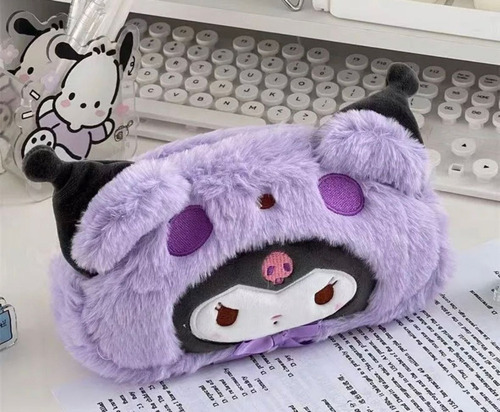 / V Estuche Cosmetiquero Felpa Kuromi Sanrio Hello Kitty