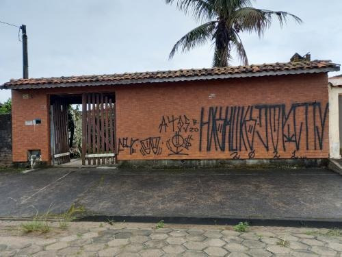 Imagem 1 de 13 de Edícula A Apenas 1km Do Mar Em Rua Calçada Com Área De Lazer