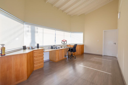 Imagem 8 de 22 de Mansão Com 700 Metros Construídos, Com Quadra De Tênis E Piscina! - 20563