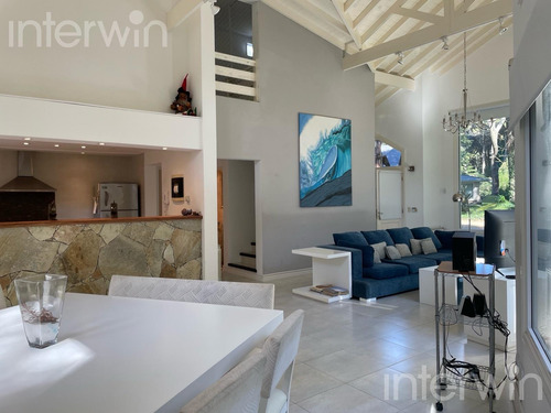 Casa - 5 Ambientes Con Pileta Y Cochera - Costa Atlantica - Carilo - Venta