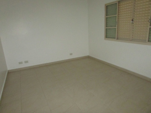 Imagem 10 de 14 de Casa 2 Quartos Com Terreno De 250 M2, Isolada Dos 2 Lados
