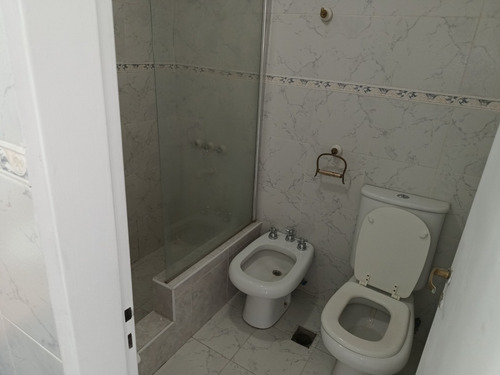 Alquiler Por 1 Año Departamento Microcéntrico Con Vista Al Lago, 2 Dormitorios, Bariloche: $ 1.000.000 + Servicios