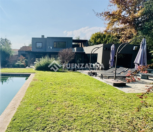 Casa En Venta De 5 Dorm. En Colina