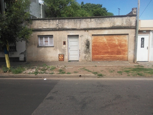 Casa A Reciclar En Importante Zona.