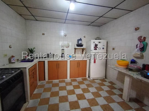 Raiza Suárez Vende Casa Comercial Ubicada En El Centro De Barquisimeto 2 5 1 5 9 0 2 Con Alto Tráfico Peatonal Y Vehicular, Lo Que La Convierte En Puntos Clave Para El Comercio.