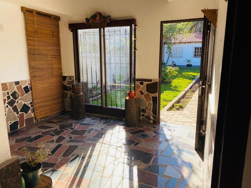 Imagen 4 de 8 de Casa 4 Ambientes - Lote 10 X 40 - Fondo - Castelar Norte
