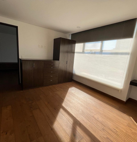 Departamento En Renta, Con Balcón Y Excelentes Vistas