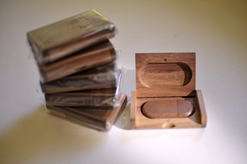 Pendrive De Madeira C/ Caixa De 16g (testados).