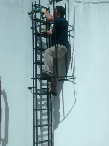 Escalera Vertical Larga Para Acceso A Terraza Con Protección