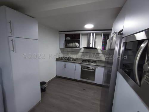 Imagen 8 de 30 de Hermoso Townhouse Ubicado En Conjunto Cerrado Con Pozo, Vigilancia Privada Y Doble Porton De Acceso, Es Moderno Y Tendencia Minimalista, Cuenta Con Su Cocina Empotrada Equipada, Pisos Laminados