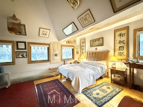 Casa De Tres Pisos Con Moderno Estilo Arquitectónico