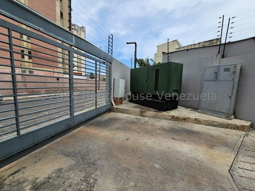 Amplio Apartamento Amoblado En Venta, Urb. Los Caobos, Maracay, Planta Electrica Y Pozo, 25-15272 Mv