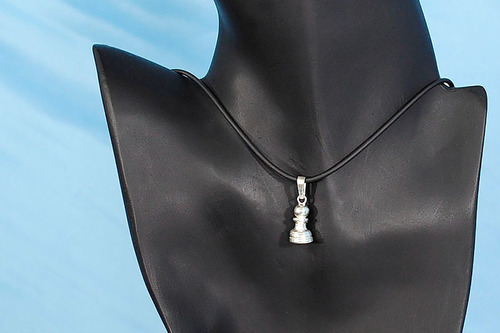 Imagen 3 de 4 de Dije Peón Ajedrez Plata Ley .925 Incluye Collar Caucho