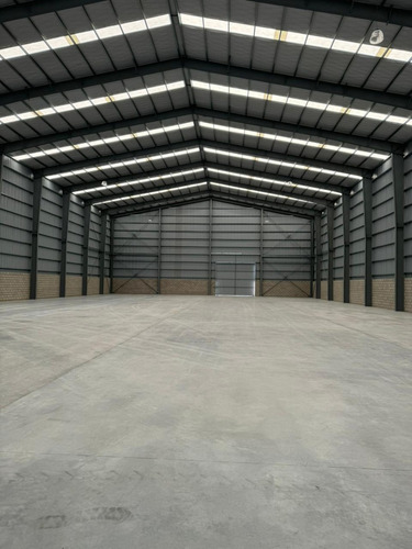 Galpon En Alquiler De 2.100 M2 + Playa Al Frente - Parque Industrial Pibera - Berazategui.