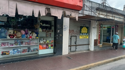 Local Muy Comercial,  Sobre Av Márquez !!