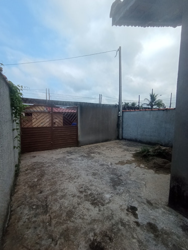 Casa 2 Dormitórios Em Bairro Residencial, Próximo A Comércios, Escolas, Transportes E Muito Mais!