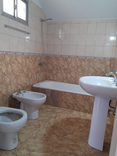 Chalet C/local Comercial Y Sótano, 3 Plantas Sobre Hipolito Yrigoyen Glew