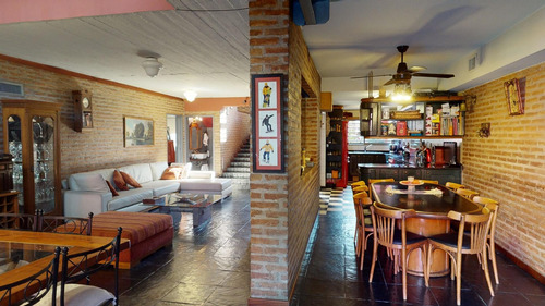 Excelente Casa 5 Ambientes Con Parque En Flores
