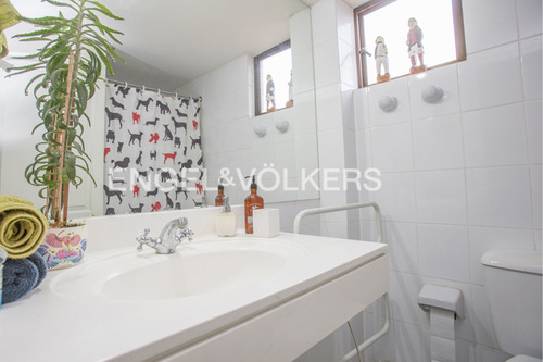 Casa En Venta San Carlos De Apoquindo, Tranquila Calle
