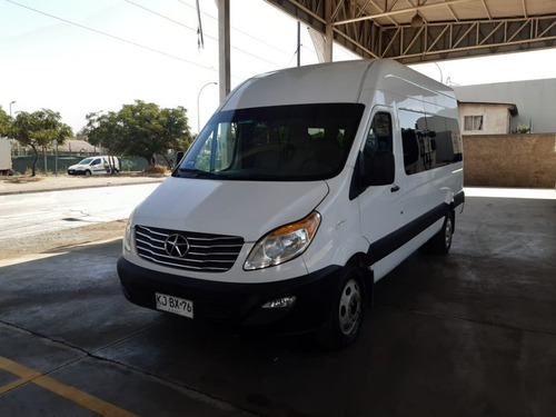 Imagen 3 de 7 de Movilidad Transporte Alquiler Taxi Minibús Minivan Auto Tour