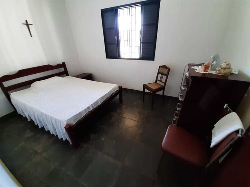 Casa Caseiro , Canil , Churrasqueira Coberta , Campo , Pomar