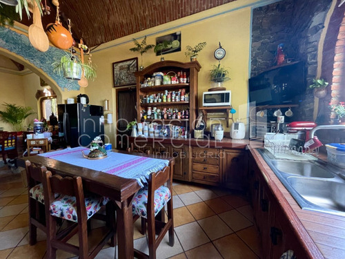 Casa En Venta En Huertas La Joya, Estilo Campestre, Con 4 Recámaras
