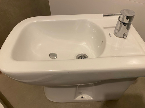 Bidet Blanco Con Grifería