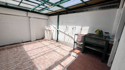 Casa De 4 Pisos En Rojas Magallanes, Avda. La Florida