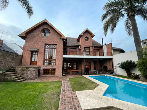 Chalet De Categoría 8 Amb. 484 M² Cub. C/ Garaje Para 2 Autos Y Parque C/ Pileta - Haedo