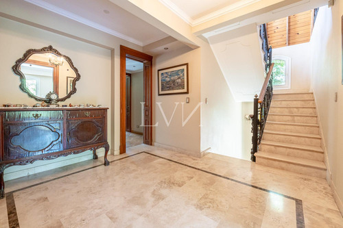 Venta Casa De 8 Ambientes Con Pileta , Jardín Y Parrilla - San Isidro