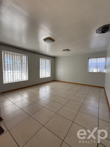 Casa En Venta De 4 Dorm. En Chillán