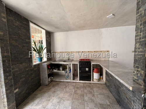 Raiza Suárez Vende Amplia Casa Ubicada En El Este De Barquisimeto 2 5 2 4 4 8 6 Con Área De Lavado, Cocina De Mampostería Y Con Fundaciones Para El Segundo Nivel.