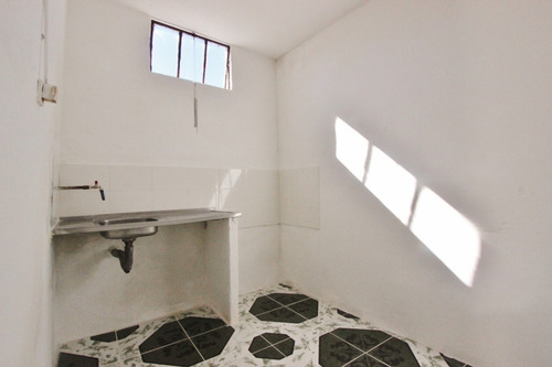 Alquiler De Casa En Jardines Del Hipódromo. Al Frente, 2 Ambientes O Dormitorios, 1 Baño, Cocina Definida, Patio-jardín.