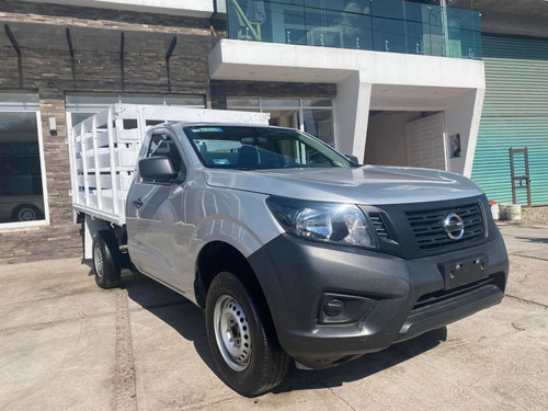 Imagen 2 de 10 de Nissan Np300 2020 2.5 Estacas Dh Mt