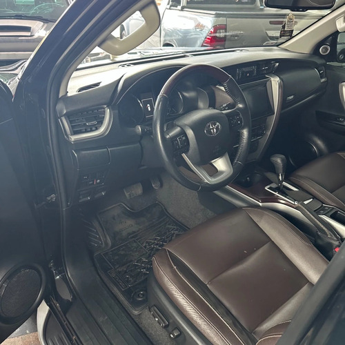 Toyota Hilux SW4 2.8 SRX 4X4 7 LUGARES 16V TURBO INTERCOOLER DIESEL 4P AUTOMÁTICO