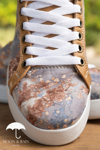 Imagen 4 de 4 de Tenis Floral Detalles Marrón Moon & Rain
