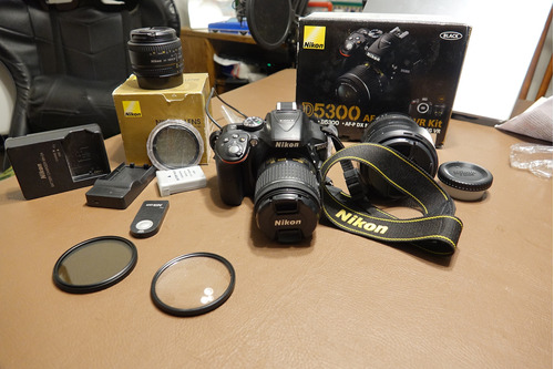 Cámara Réflex Digital Nikon D5300 Con (muchos) Extras