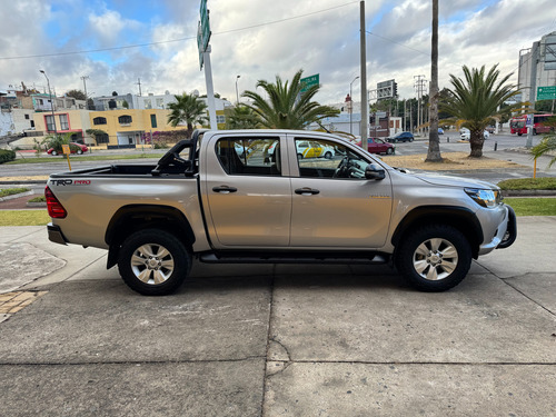 Toyota Hilux 2.7 Cabina Doble Sr Mt
