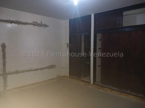 Bray Montoya Vende Amplio Apartamento En El Centro De Barquisimeto En Proceso De Remodelacion Con Todos Los Servicios Basicos Posee 4 Habitaciones 3 Baños Contactame! 2#4#2#0#8#1#3 Bray Montoya